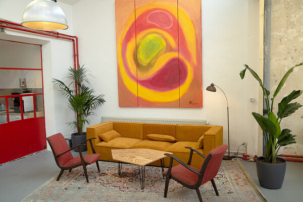 Mehrwerkstatt Offsite Location mit Arbeitsplätzen und Küche